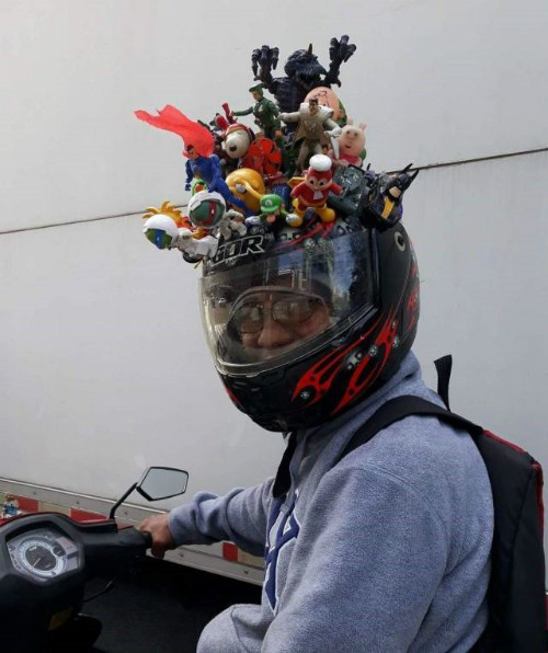 Mũ bảo hiểm thu hút mọi ánh nhìn.