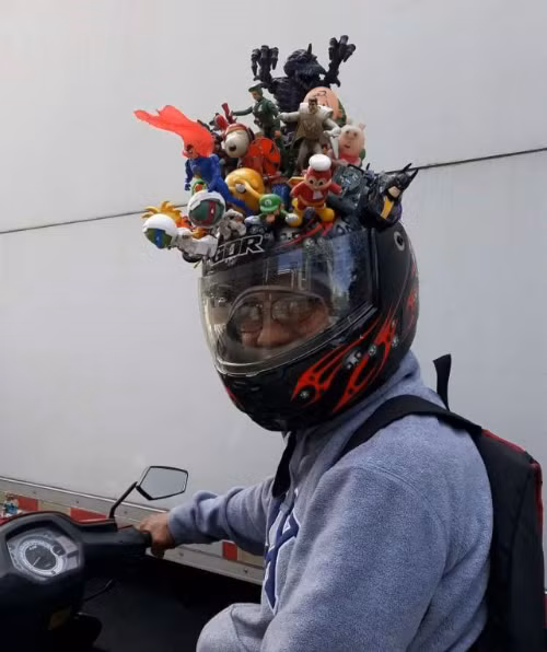 Mũ bảo hiểm thu hút mọi ánh nhìn. Mũ bảo hiểm thu hút mọi ánh nhìn.