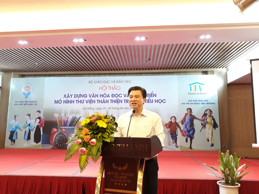 Thứ trưởng Nguyễn Hữu Độ đánh giá cao hiệu quả từ mô hình thư viện thân thiện do Room to Read triển khai tại các trường tiểu học.
