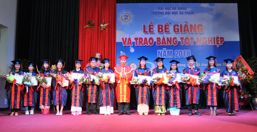  PGS.TS Lưu Trang – Hiệu trưởng Trường ĐH Sư phạm (ĐH Đà Nẵng) trao bằng tốt nghiệp cho sinh viên.