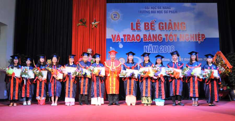  PGS.TS Lưu Trang – Hiệu trưởng Trường ĐH Sư phạm (ĐH Đà Nẵng) trao bằng tốt nghiệp cho sinh viên.