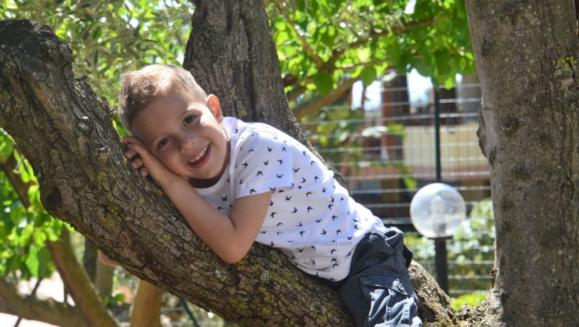 Nếu bạn đã nói ngôn ngữ mà trẻ đang học, con bạn sẽ cảm thấy thoải mái hơn khi cố gắng nói ngôn ngữ đó. (Ảnh: ITN).