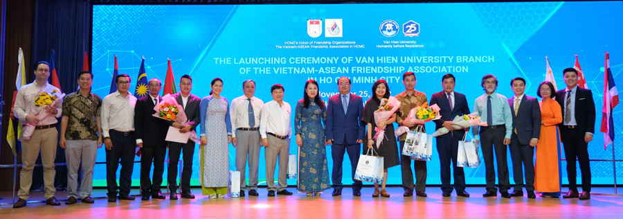 Tổng lãnh sự quán của 10 quốc gia khu vực Đông Nam Á chụp ảnh kỉ niệm. Tổng lãnh sự quán của 10 quốc gia khu vực Đông Nam Á chụp ảnh kỉ niệm.