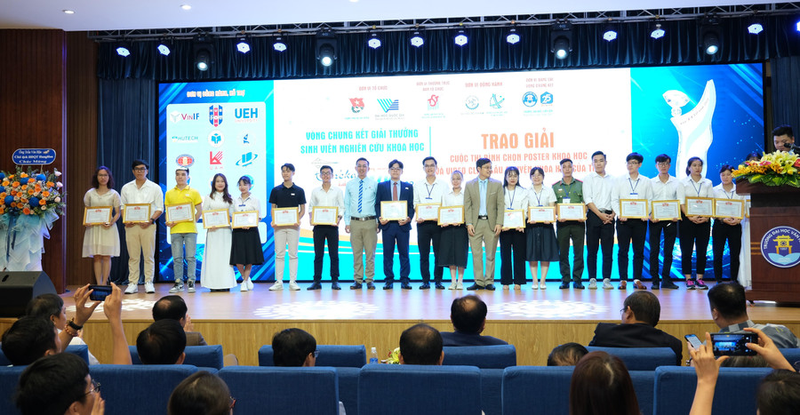 Ông Đoàn Kim Thành - PGĐ Trung tâm KHCN Trẻ Thành đoàn TPHCM tặng giấy khen cho các nhóm đề tài đoạt các giải thưởng phụ của vòng chung kết Eureka 2022. Ông Đoàn Kim Thành - PGĐ Trung tâm KHCN Trẻ Thành đoàn TPHCM tặng giấy khen cho các nhóm đề tài đoạt các giải thưởng phụ của vòng chung kết Eureka 2022.