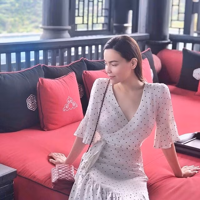 Kiểu váy mà Selena Gomez luôn diện trong mùa hè bất ngờ được nhiều sao Việt yêu thích