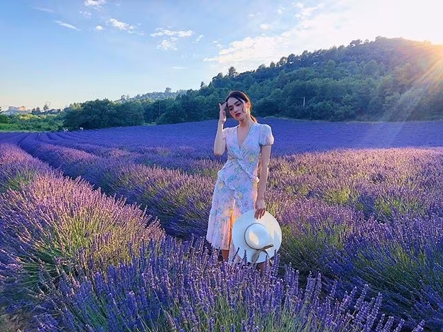 Kiểu váy mà Selena Gomez luôn diện trong mùa hè bất ngờ được nhiều sao Việt yêu thích