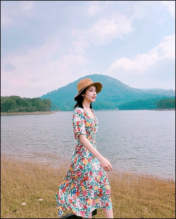 Kiểu váy đồng cỏ mà Selena Gomez luôn diện trong mùa hè bất ngờ được nhiều sao Việt yêu thích