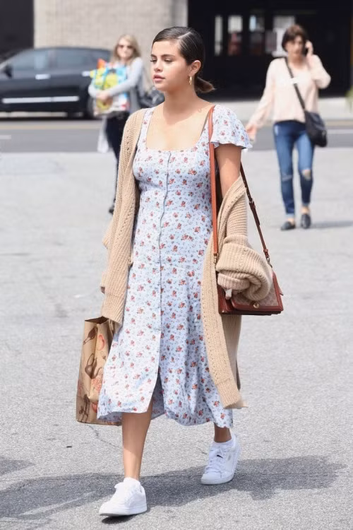 Kiểu váy mà Selena Gomez luôn diện trong mùa hè bất ngờ được nhiều sao Việt yêu thích