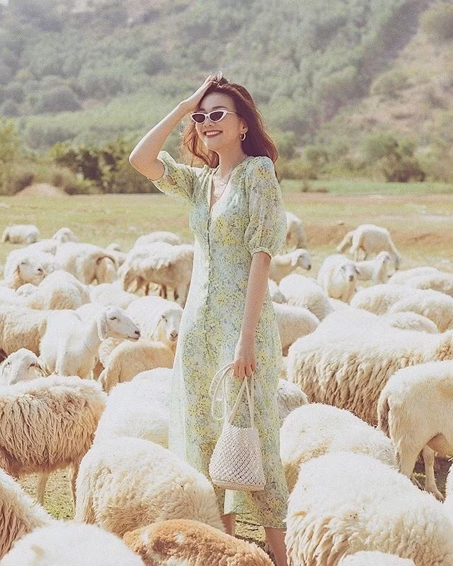 Kiểu váy mà Selena Gomez luôn diện trong mùa hè bất ngờ được nhiều sao Việt yêu thích