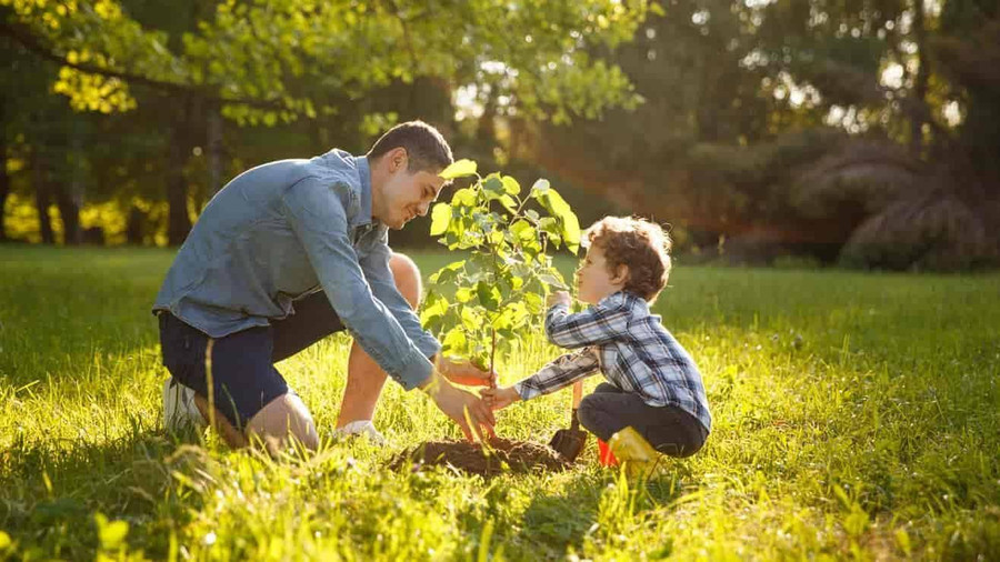 Cha mẹ cũng nên cân nhắc để con tham gia vào các dự án và nỗ lực của cộng đồng địa phương nhằm bảo vệ môi trường. (Ảnh: ITN). Cha mẹ cũng nên cân nhắc để con tham gia vào các dự án và nỗ lực của cộng đồng địa phương nhằm bảo vệ môi trường. (Ảnh: ITN).
