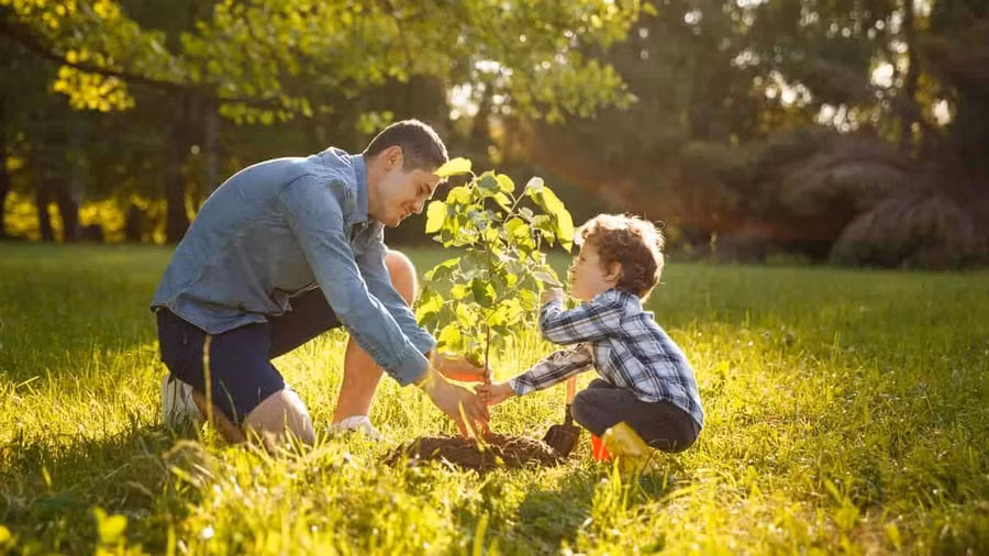 Cha mẹ cũng nên cân nhắc để con tham gia vào các dự án và nỗ lực của cộng đồng địa phương nhằm bảo vệ môi trường. (Ảnh: ITN).