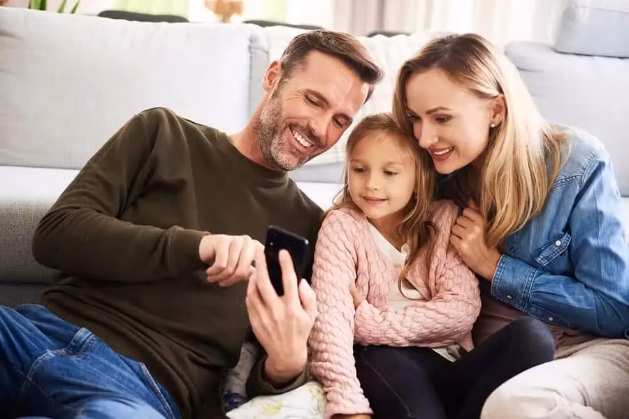 Tâm trí của chúng ta thường hướng tới những thứ như tài khoản tiết kiệm - khoản đầu tư quan trọng nhất cho con cái. (Ảnh: ITN).