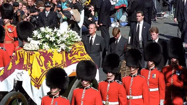 Nhiếp ảnh gia tiết lộ chi tiết đau lòng trong đám tang lịch sử của cố công nương Diana 