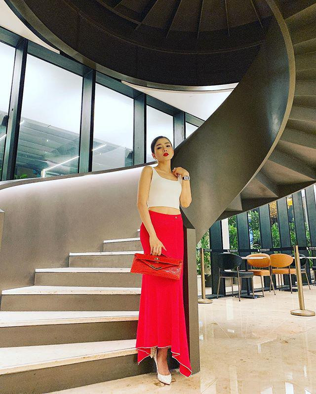 Lệ Quyên gây “choáng” vì kho túi hiệu và kim cương bạc tỷ ảnh 8 ngoai sac voc hut hon, le quyen con gay “choang” vi kho tui hieu va kim cuong bac ty - 9