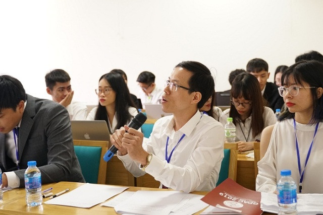 Giảng viên Trường ĐH Kinh tế - ĐHQGHN tham gia vào ban giám khảo tại các phiên thảo luận. Giảng viên Trường ĐH Kinh tế - ĐHQGHN tham gia vào ban giám khảo tại các phiên thảo luận.