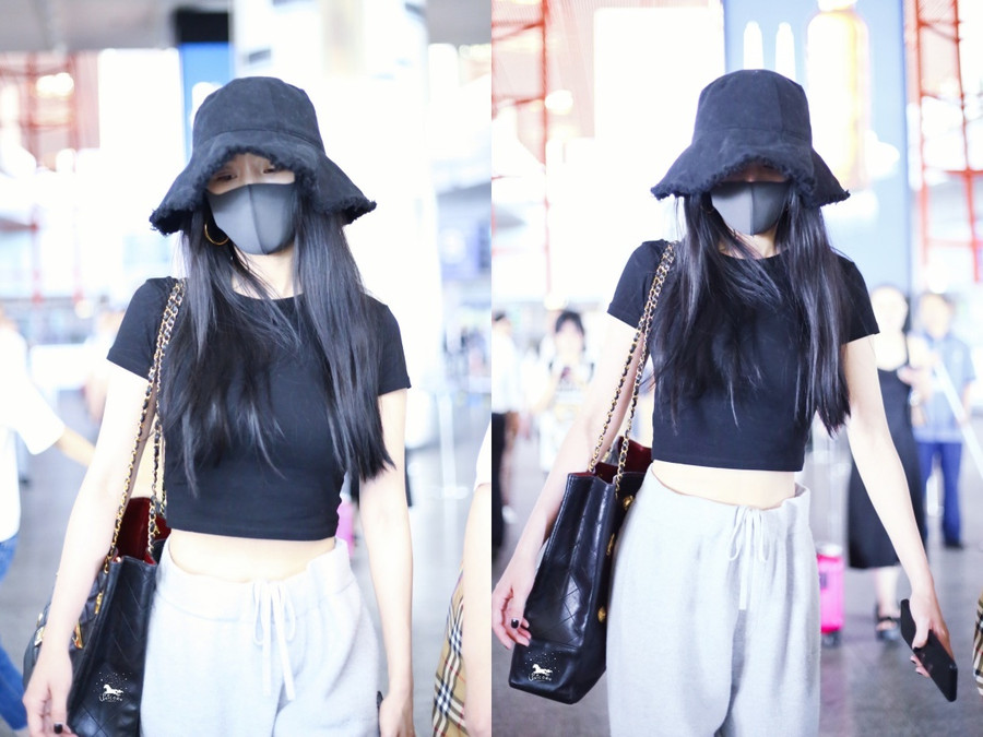 Dương Mịch khoe vóc dáng thon gọn nổi bật ở sân bay ảnh 6 Dương Mịch khoe vóc dáng thon gọn nổi bật ở sân bay