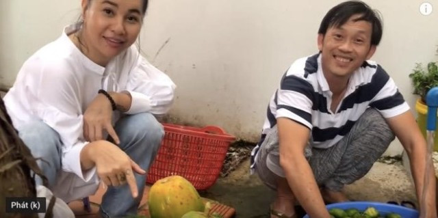 Hoài Linh rửa trái cây, chiêu đãi Cát Phượng. Hoài Linh rửa trái cây, chiêu đãi Cát Phượng.