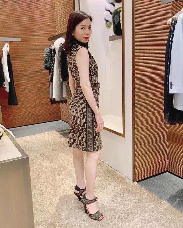 Lệ Quyên gây “choáng” vì kho túi hiệu và kim cương bạc tỷ ảnh 13 ngoai sac voc hut hon, le quyen con gay “choang” vi kho tui hieu va kim cuong bac ty - 14