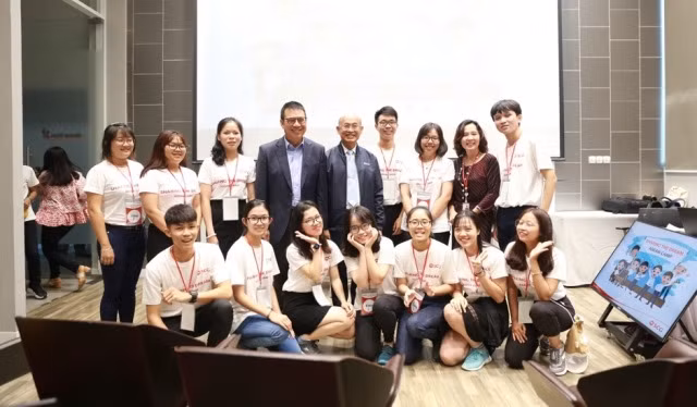 Ông Roongrote Rangsiyopash - Chủ tịch và Giám đốc điều hành (giữa), Ông Kaseem Wattanachai - Tổng Giám Đốc kiêm chủ tịch Hội đồng Trách nhiệm xã hội vì Sự phát triển bền vững của tập đoàn SCG (bên phải) và bà Venus Sitthithavorn - Giám đốc bộ phận truyền thông và thương hiệu tập đoàn (bên trái) cùng các sinh viên.