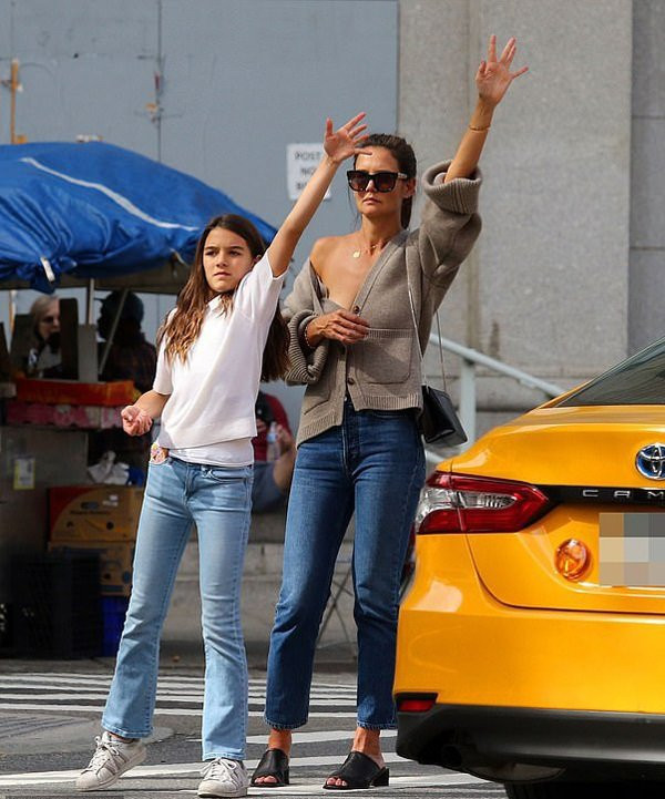 13 tuổi, Suri Cruise già dặn như quý bà, một mình xuống phố không có mẹ ảnh 4 13 tuoi, suri cruise da gia dan nhu quy ba, mot minh xuong pho khong co me - 6