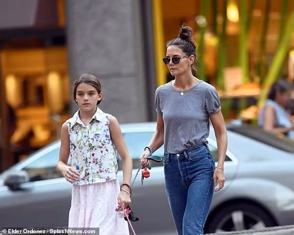 13 tuoi, suri cruise da gia dan nhu quy ba, mot minh xuong pho khong co me - 4