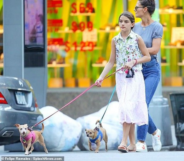 13 tuổi, Suri Cruise già dặn như quý bà, một mình xuống phố không có mẹ ảnh 3 13 tuoi, suri cruise da gia dan nhu quy ba, mot minh xuong pho khong co me - 5