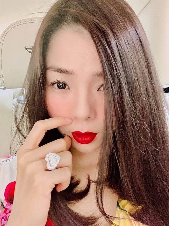 Lệ Quyên gây “choáng” vì kho túi hiệu và kim cương bạc tỷ ảnh 17 ngoai sac voc hut hon, le quyen con gay “choang” vi kho tui hieu va kim cuong bac ty - 19