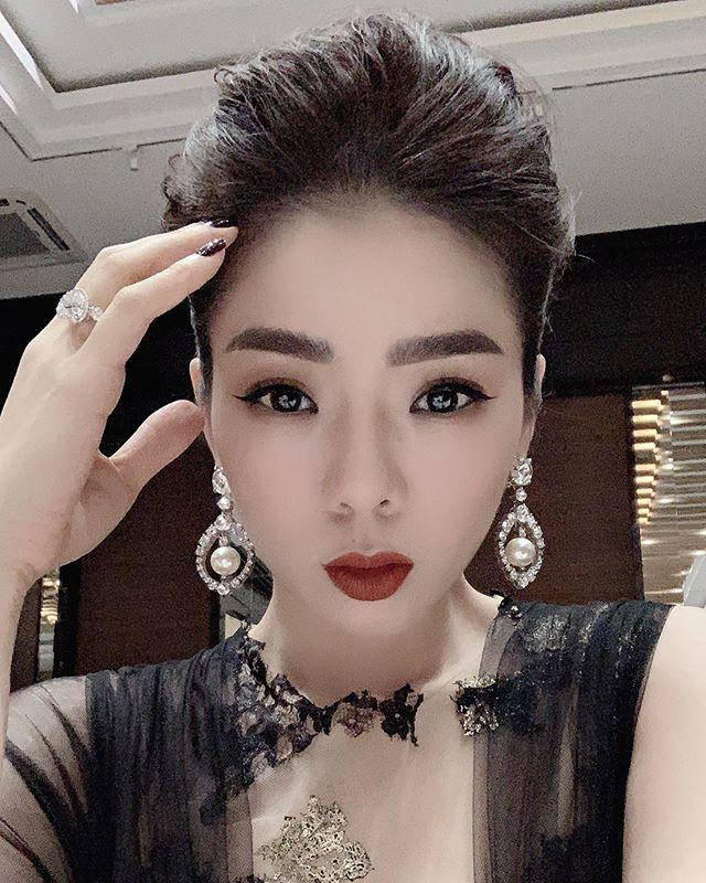 Lệ Quyên gây “choáng” vì kho túi hiệu và kim cương bạc tỷ ảnh 16 ngoai sac voc hut hon, le quyen con gay “choang” vi kho tui hieu va kim cuong bac ty - 18