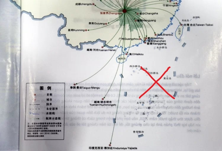 Bản đồ có "đường lưỡi bò" ở cuối quyển cẩm nang. Ảnh:Hữu Nguyên. Bản đồ có đường lưỡi bò ở cuối quyển cẩm nang. Ảnh: Hữu Nguyên.