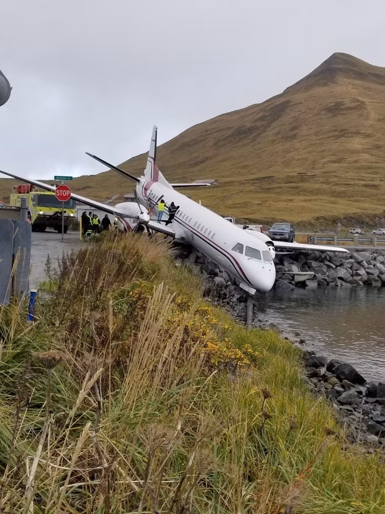 Máy bay chệch đường băng, suýt lao xuống ao