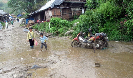 Mưa kéo dài mấy ngày qua đã gây sạt lở, ngập úng làm thiệt hại nặng về người và của ở một số tỉnh miền núi phía Bắc 