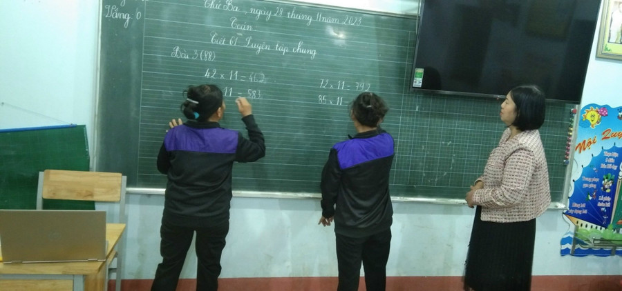 Các học viên lớp xoá mù chữ tại xã Văn Yên làm phép toán. Các học viên lớp xoá mù chữ tại xã Văn Yên làm phép toán.