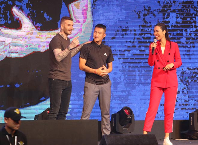 Buổi giao lưu còn có sự tham gia của cựu danh thủ Lê Công Vinh. Chân sút vàng một thời của bóng đá Việt Nam chia sẻ bản thân là fan lớn của Beckham. Cả hai tỏ ra rất hợp ý khi cùng có sở thích trong công tác đào tạo các tài năng bóng đá trẻ Buổi giao lưu còn có sự tham gia của cựu danh thủ Lê Công Vinh. Chân sút vàng một thời của bóng đá Việt Nam chia sẻ bản thân là fan lớn của Beckham. Cả hai tỏ ra rất hợp ý khi cùng có sở thích trong công tác đào tạo các tài năng bóng đá trẻ