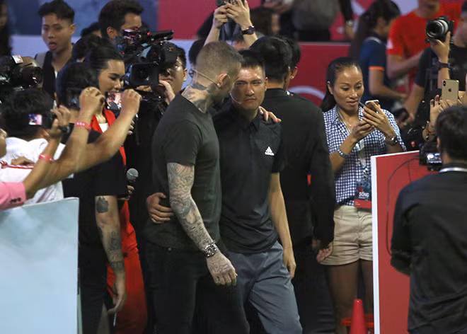 Hai danh thủ thân thiết khoác vai nhau vào khu vực sân bóng