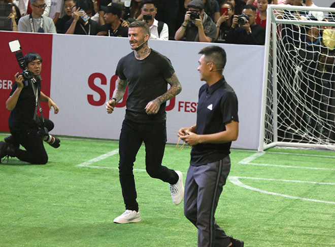 Dù đội Beckham hoàn thành sau nhưng do đội Duy Mạnh có một quả sút ra ngoài nên “trọng tài” Công Vinh tuyên bố kết quả hòa trong tràng vỗ tay của khán giả Dù đội Beckham hoàn thành sau nhưng do đội Duy Mạnh có một quả sút ra ngoài nên “trọng tài” Công Vinh tuyên bố kết quả hòa trong tràng vỗ tay của khán giả