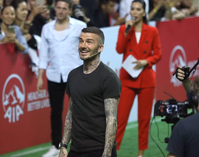 Tại sự kiện này, huyền thoại của CLB Man United đã có những chia sẻ về cuộc sống, đặc biệt là về chăm sóc gia đình, con cái. Anh bật mí chính cô vợ Victoria đóng vai trò rất quan trọng giúp anh quán xuyến chuyện gia đình để phát triển sự nghiệp, thương hiệu cá nhân