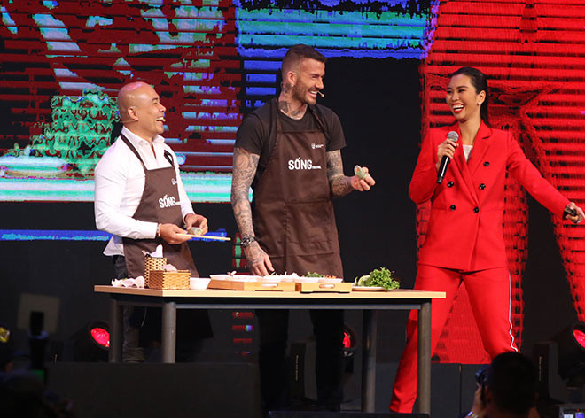 Beckham trổ tài làm món gỏi cuốn truyền thống của Việt Nam làm các fan vô cùng thích thú. Cựu tiền vệ 43 tuổi tỏ ra rất có khiếu và khéo tay khi “sản phẩm” của anh khá đẹp Beckham trổ tài làm món gỏi cuốn truyền thống của Việt Nam làm các fan vô cùng thích thú. Cựu tiền vệ 43 tuổi tỏ ra rất có khiếu và khéo tay khi “sản phẩm” của anh khá đẹp