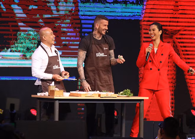 Beckham trổ tài làm món gỏi cuốn truyền thống của Việt Nam làm các fan vô cùng thích thú. Cựu tiền vệ 43 tuổi tỏ ra rất có khiếu và khéo tay khi “sản phẩm” của anh khá đẹp