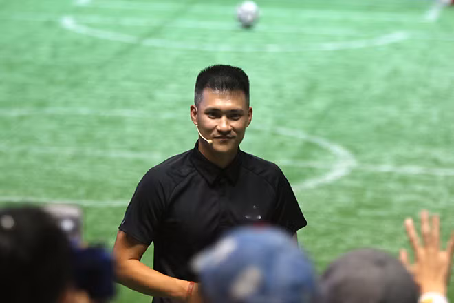 Cựu danh thủ Lê Công Vinh cũng được người hâm mộ quan tâm. Cựu tuyển thủ đã nán lại rất lâu để giao lưu và ký tặng các fan