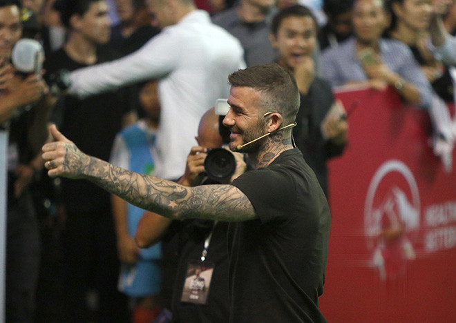 Beckham vô cùng thân thiện. Anh vẫy tay chào tất cả mọi người và giao lưu với khán giả xung quanh Beckham vô cùng thân thiện. Anh vẫy tay chào tất cả mọi người và giao lưu với khán giả xung quanh