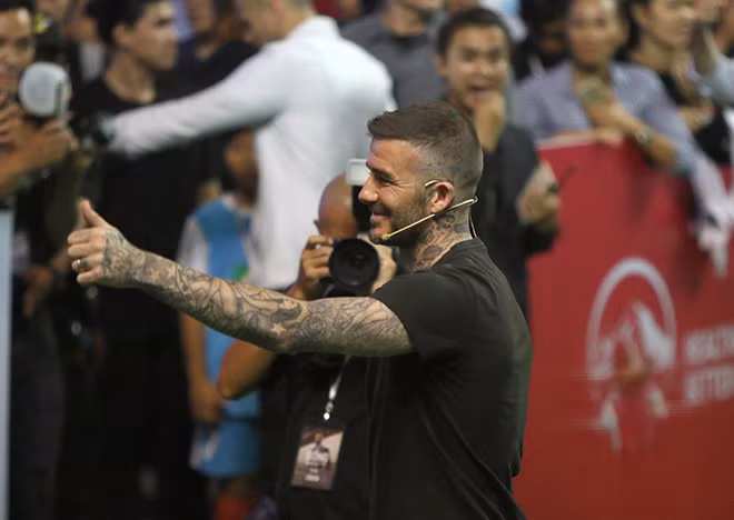 Beckham vô cùng thân thiện. Anh vẫy tay chào tất cả mọi người và giao lưu với khán giả xung quanh