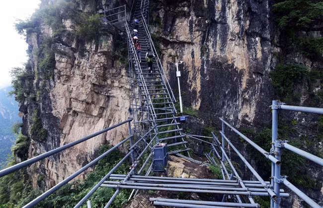 ngoi-truong-tren-nui-cao-800-m-dung-thang-sat-cho-hoc-sinh-di-hoc-3