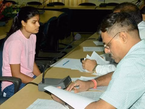 Chuyện lạ ở Ấn Độ: Học sinh xuất sắc bị bắt vì không thể phát âm đúng