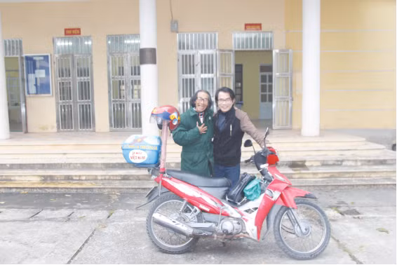 Tác giả bài viết và nhạc sĩ Đỗ Lập, người đã 3 lần vòng quanh đất nước trên chiếc xe máy cũ kỹ của mình