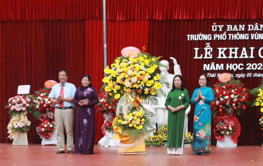 Bí thư Tỉnh uỷ Thái Nguyên Nguyễn Thanh Hải tặng hoa chúc mừng nhà trường.