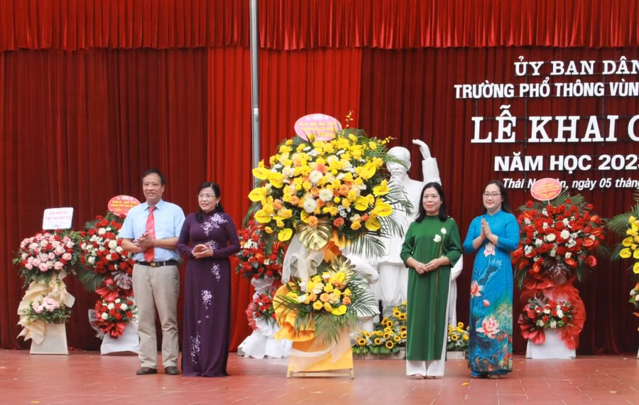 Bí thư Tỉnh uỷ Thái Nguyên Nguyễn Thanh Hải tặng hoa chúc mừng nhà trường.