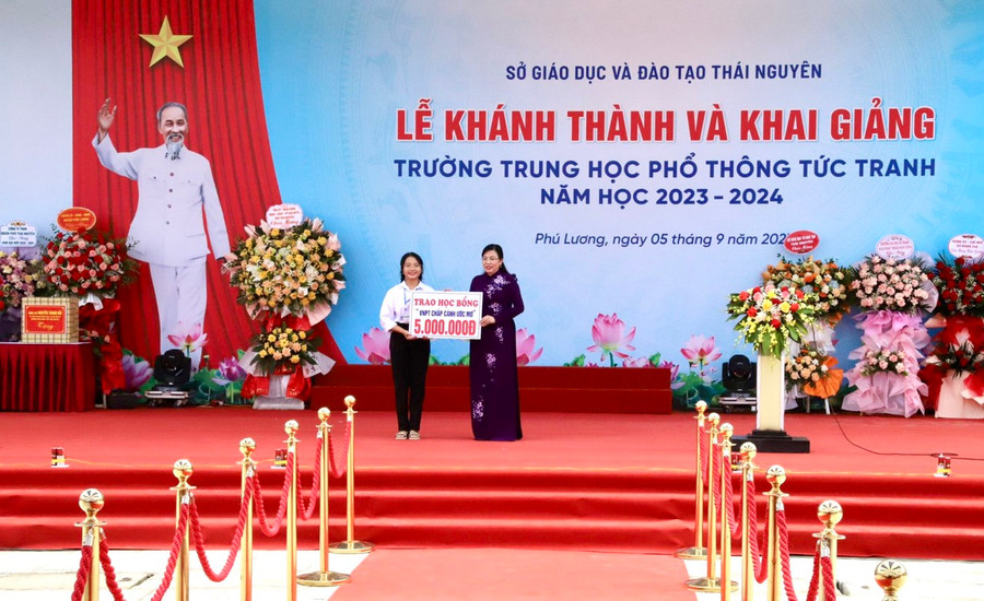 Bí thư Tỉnh uỷ Thái Nguyên Nguyễn Thanh Hải trao học bổng cho học sinh trường THPT Tức Tranh.