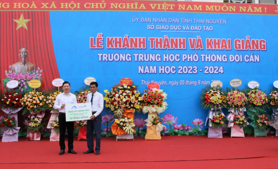 Công ty tặng cây bóng mát cho trường THPT Đội Cấn, huyện Đại Từ. Công ty tặng cây bóng mát cho trường THPT Đội Cấn, huyện Đại Từ.