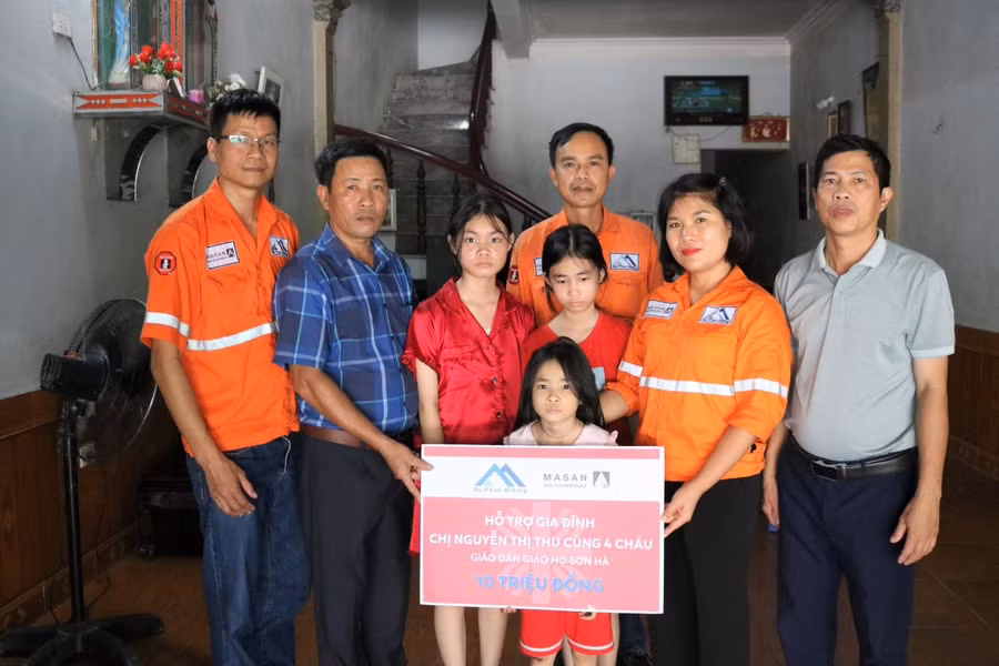 Công ty Núi Pháo trao tặng nhiều phần quà ý nghĩa cho học sinh trên địa bàn huyện Đại Từ, tỉnh Thái Nguyên.