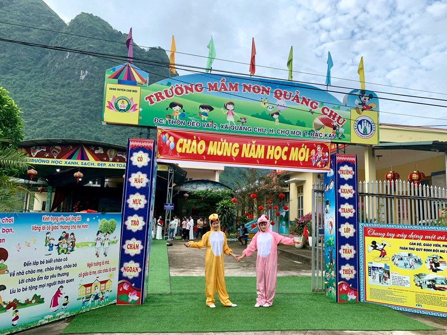 Các thầy cô giáo trường Mầm non Quảng Chu (Chợ Mới, Bắc Kạn) có mặt từ rất sớm để đón học sinh. Các thầy cô giáo trường Mầm non Quảng Chu (Chợ Mới, Bắc Kạn) có mặt từ rất sớm để đón học sinh.